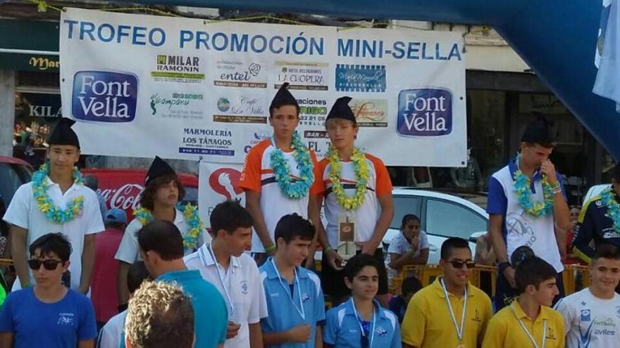 Los palistas ibicencos, en lo más alto del podio del Trofeo Mini Sella.