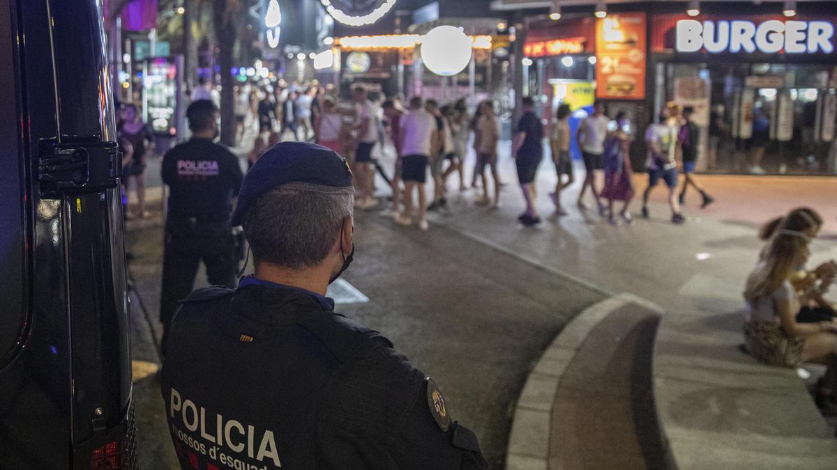 Agents dels Mossos a la zona d’oci nocturn de Lloret de Mar.