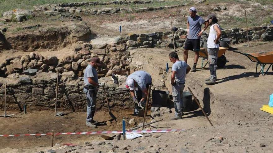 El equipo de arqueólogos trabajando ayer en el yacimiento de A Lanzada. // Muñiz