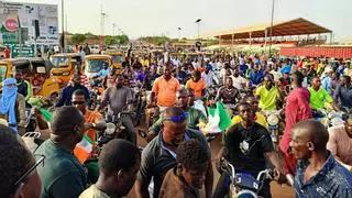 El presidente de Níger llama a oponerse al golpe, mientras crece la sospecha de que Rusia está detrás