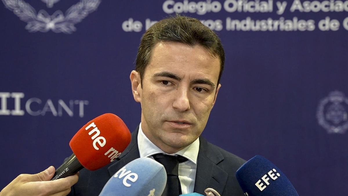 El delegado del Gobierno en Cantabria justifica su ausencia en el dispositivo de emergencia de la pasarela de Santander en que estaba en México cuando ocurrió la tragedia