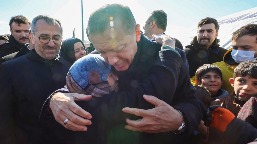 Erdogan visita una de las zonas más afectadas por el terremoto y cifra en 9.057 el número de fallecidos