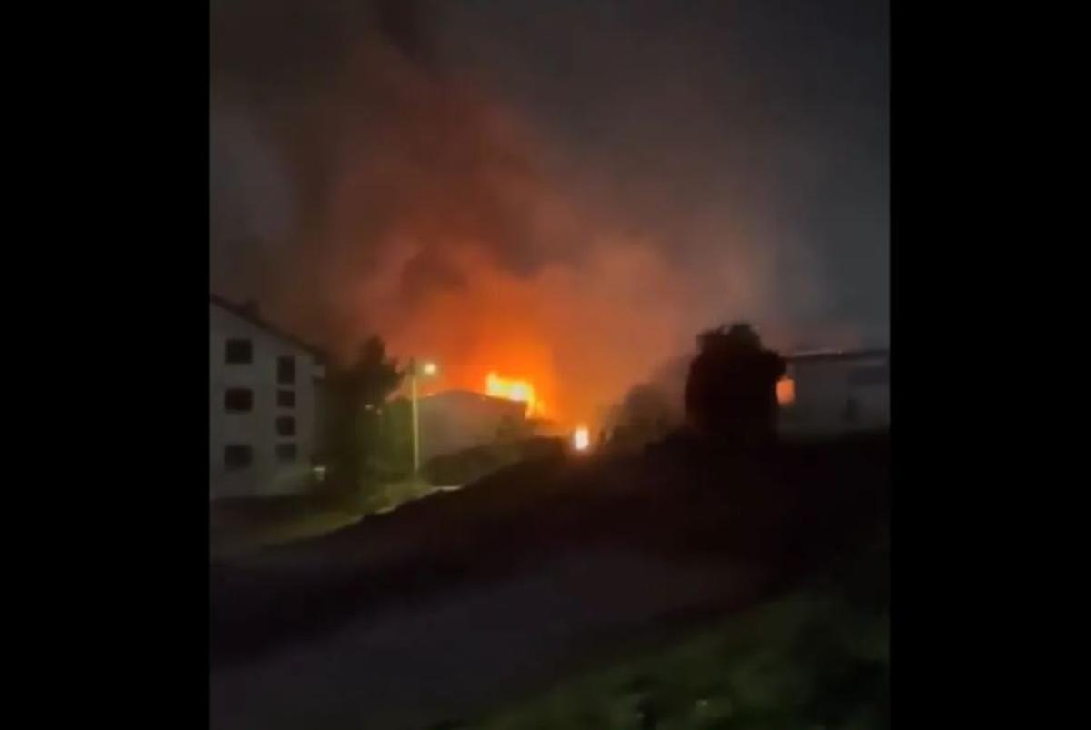 Imagen difundida por redes en la que se ven las llamas en la discoteca.