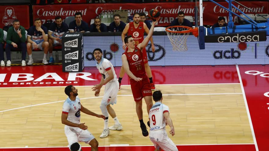 Jessup intenta la bandeja durante el partido de este sábado frente al Obradoiro.