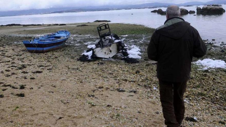 La lancha fue retirada ayer de la playa de As Sinas, donde apareció quemada. // Noé Parga