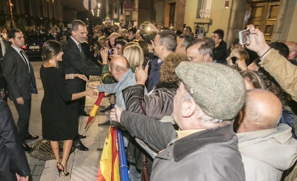 Salida de los Reyes, saludando a la gente, del concierto de los Premios Princesa