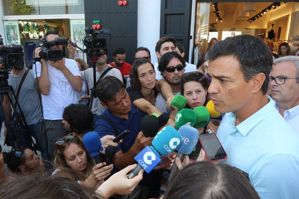 Pedro Sánchez pasea por el puerto de Ibiza