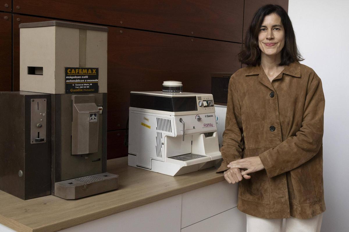 Barber, con algunas de las máquinas históricas de Cafemax.