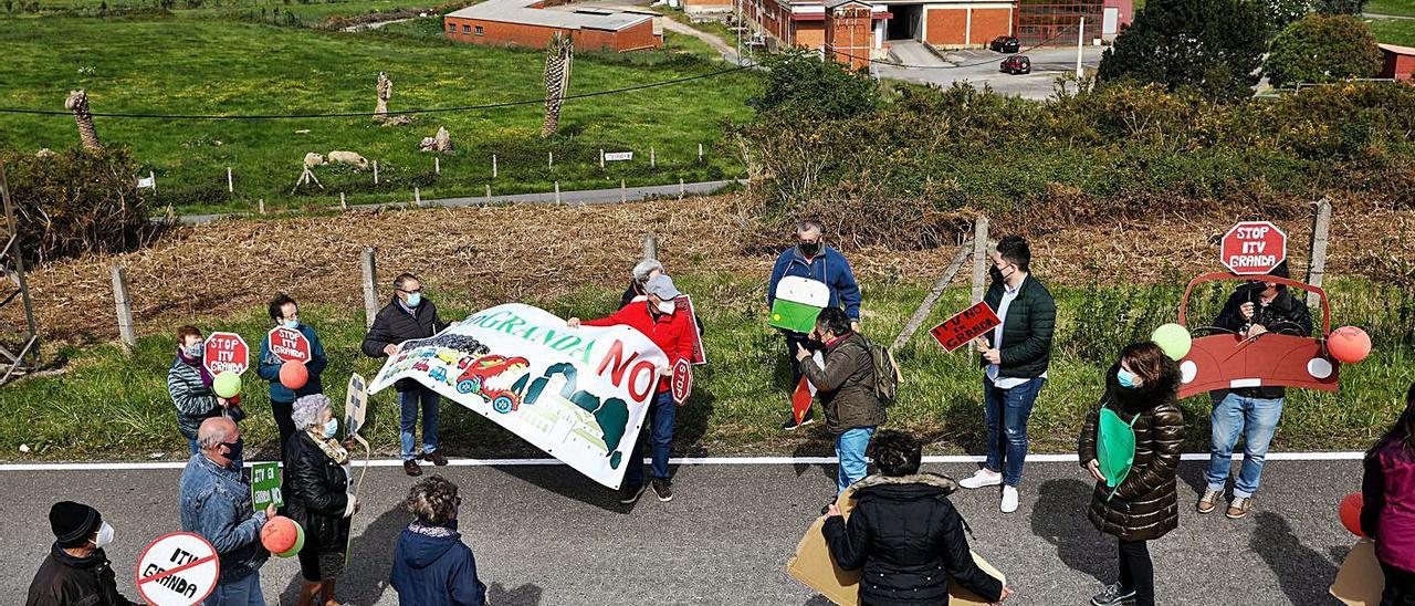 Una protesta de los vecinos de Granda frente a la nave donde está previsto ubicar la estación de la ITV.