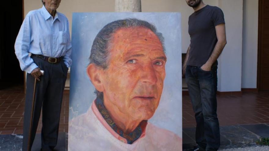 Torregar (dcha.) entrega un retrato al óleo a Antonio Gala en Córdoba.