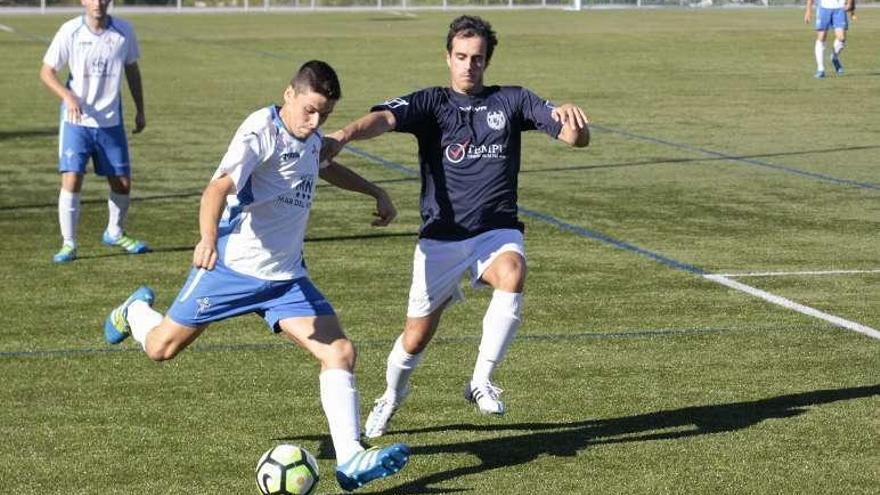 Una acción del partido de ayer en Lampáns. // Muñiz