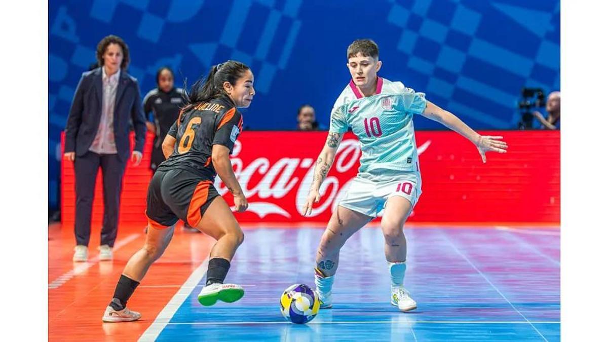 Clàudia Pons observa des de la banda una jugada entre Iaqueline i Antía Pérez