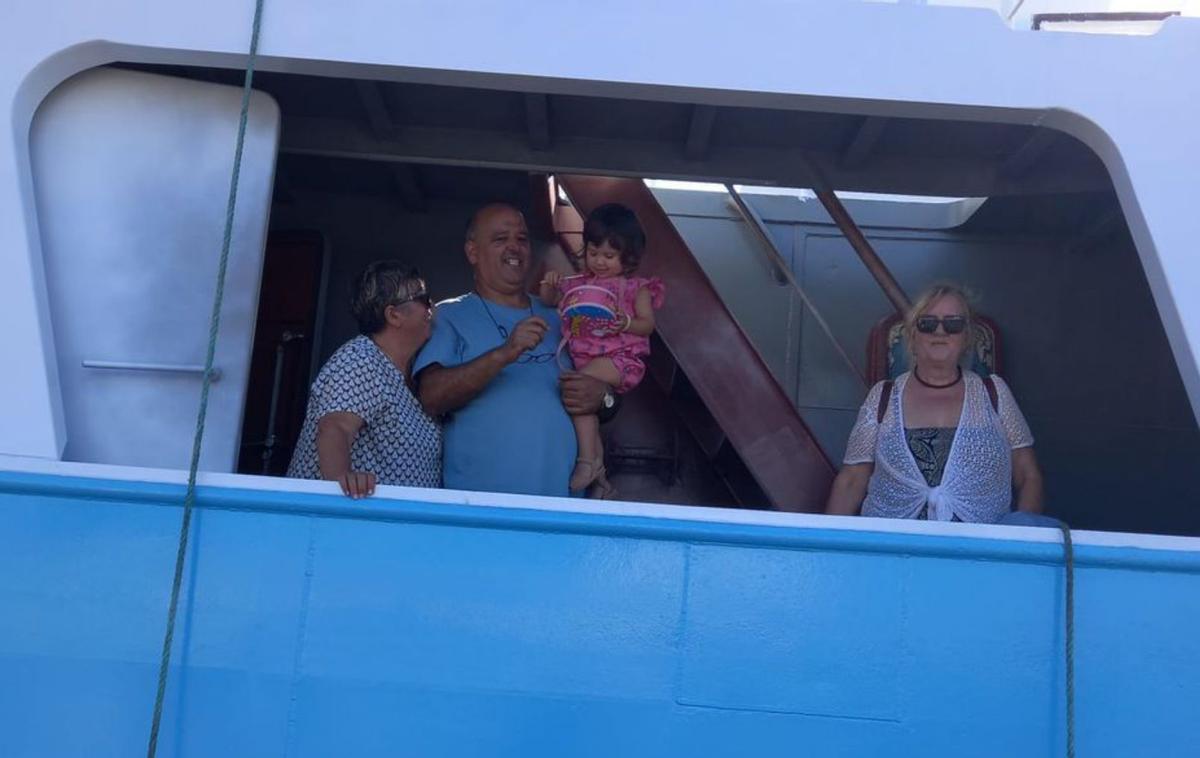 La pequeña Oceana junto
al padre de Luis, dueño del “Oceana
Vaz” y más familiares. | // FDV