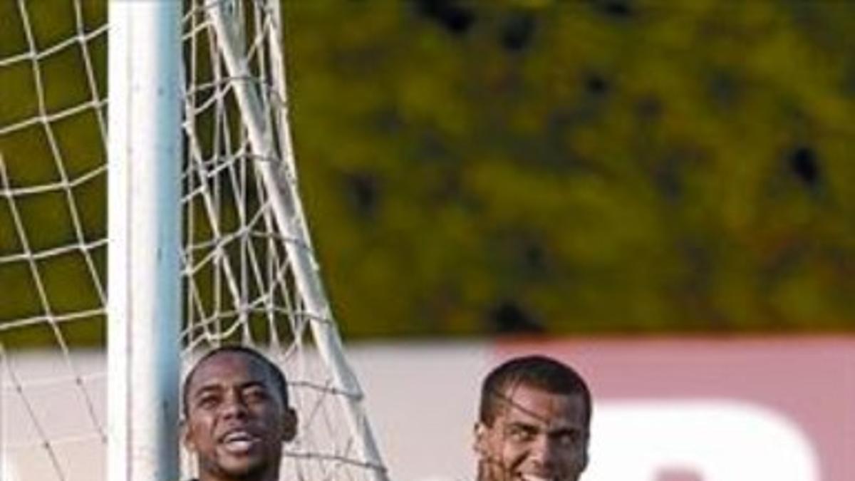 Robinho y Alves, ayer en el entrenamiento de Brasil en Sant Joan Despí.