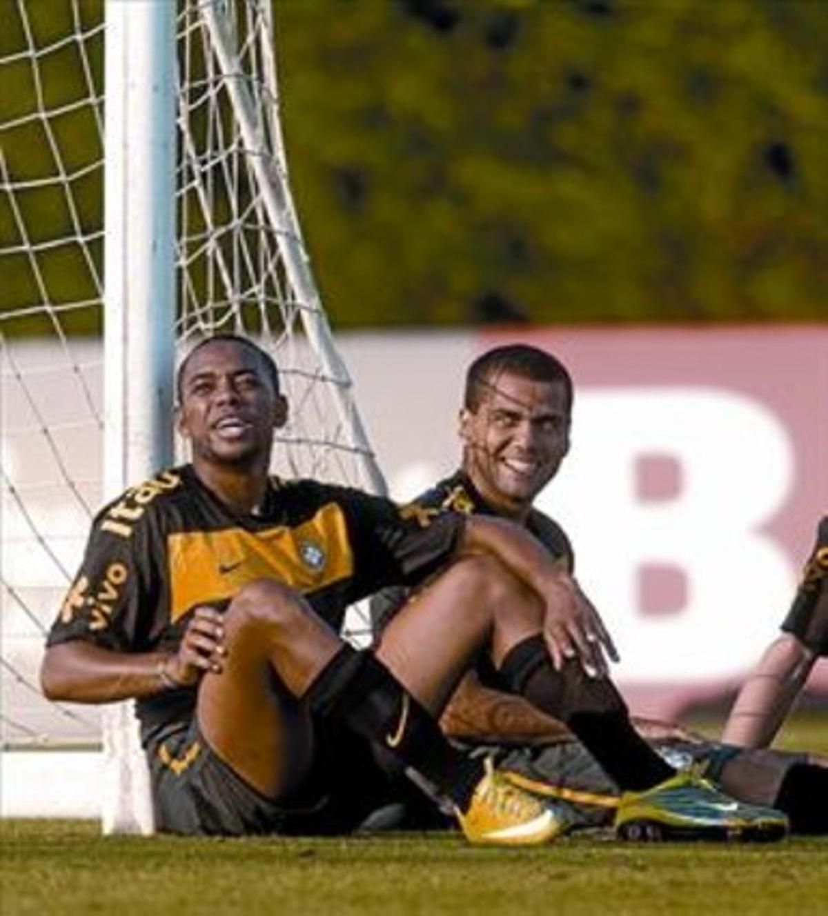 Robinho i Alves, ahir en l’entrenament del Brasil a Sant Joan Despí. Robinho i Alves, ahir en l’entrenament del Brasil a Sant Joan Despí.