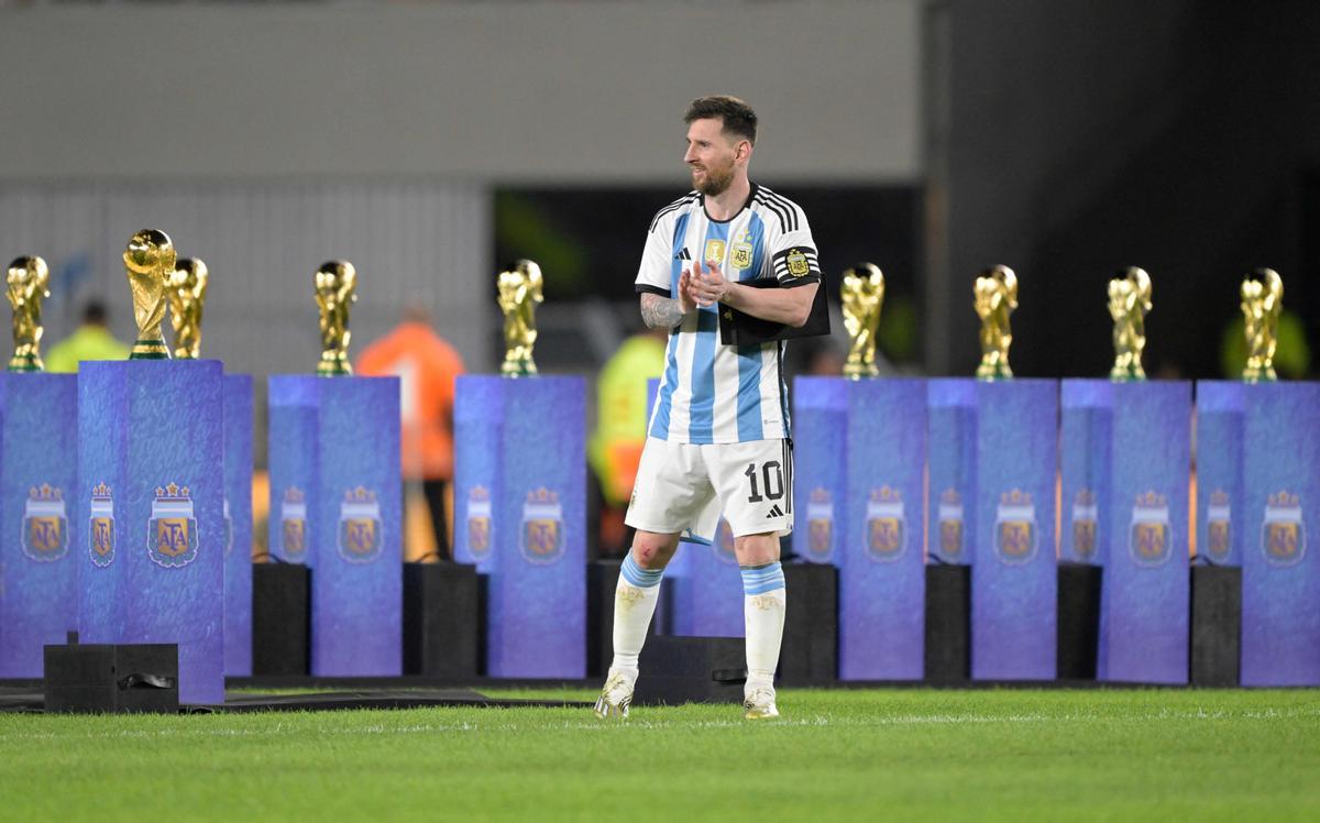 El delantero argentino Lionel Messi aplaude tras derrotar a Panamá durante el partido amistoso de fútbol entre Argentina y Panamá .