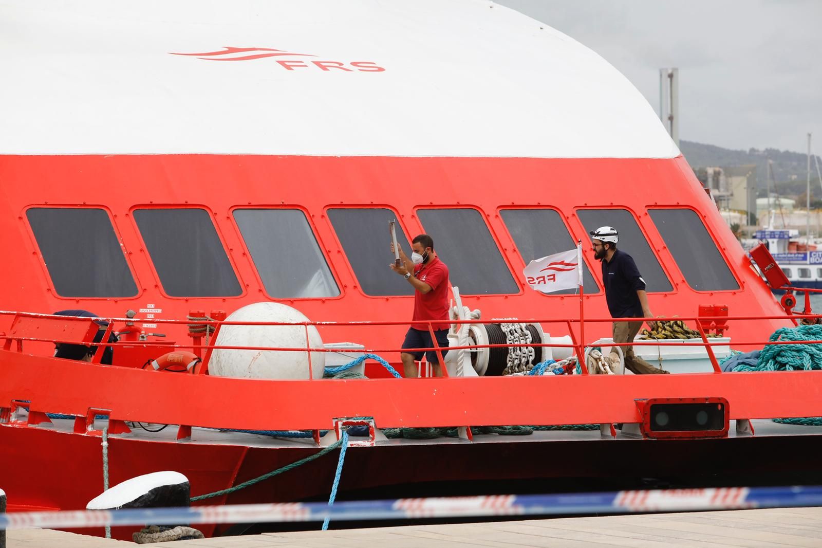 El barco accidentado 'San Gwann' llega al puerto de Ibiza