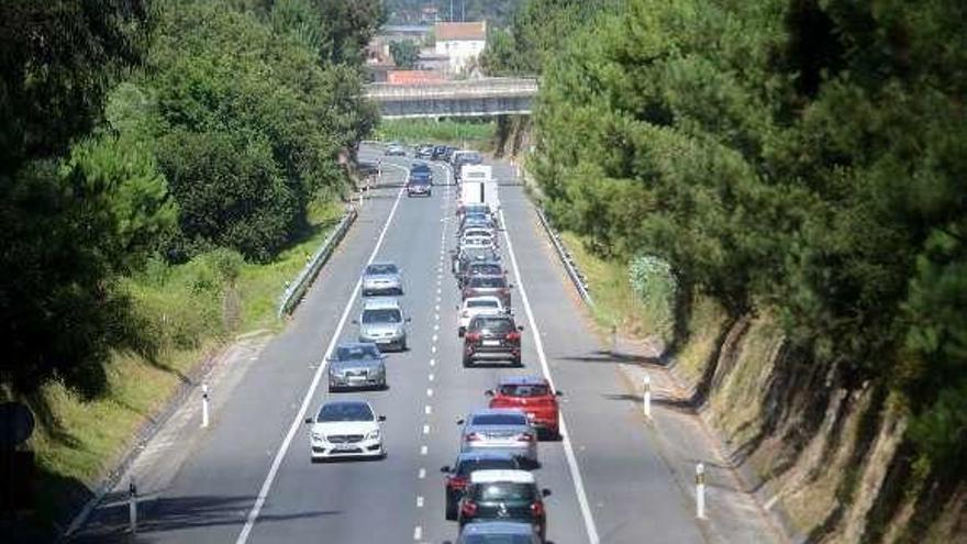 El acceso a Vilanova y A Illa desde la vía rápida, ayer. // Noé Parga