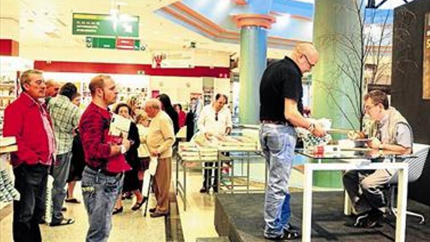 POSTEGUILLO EN EL CORTE INGLÉS CON SU ÚLTIMO LIBRO