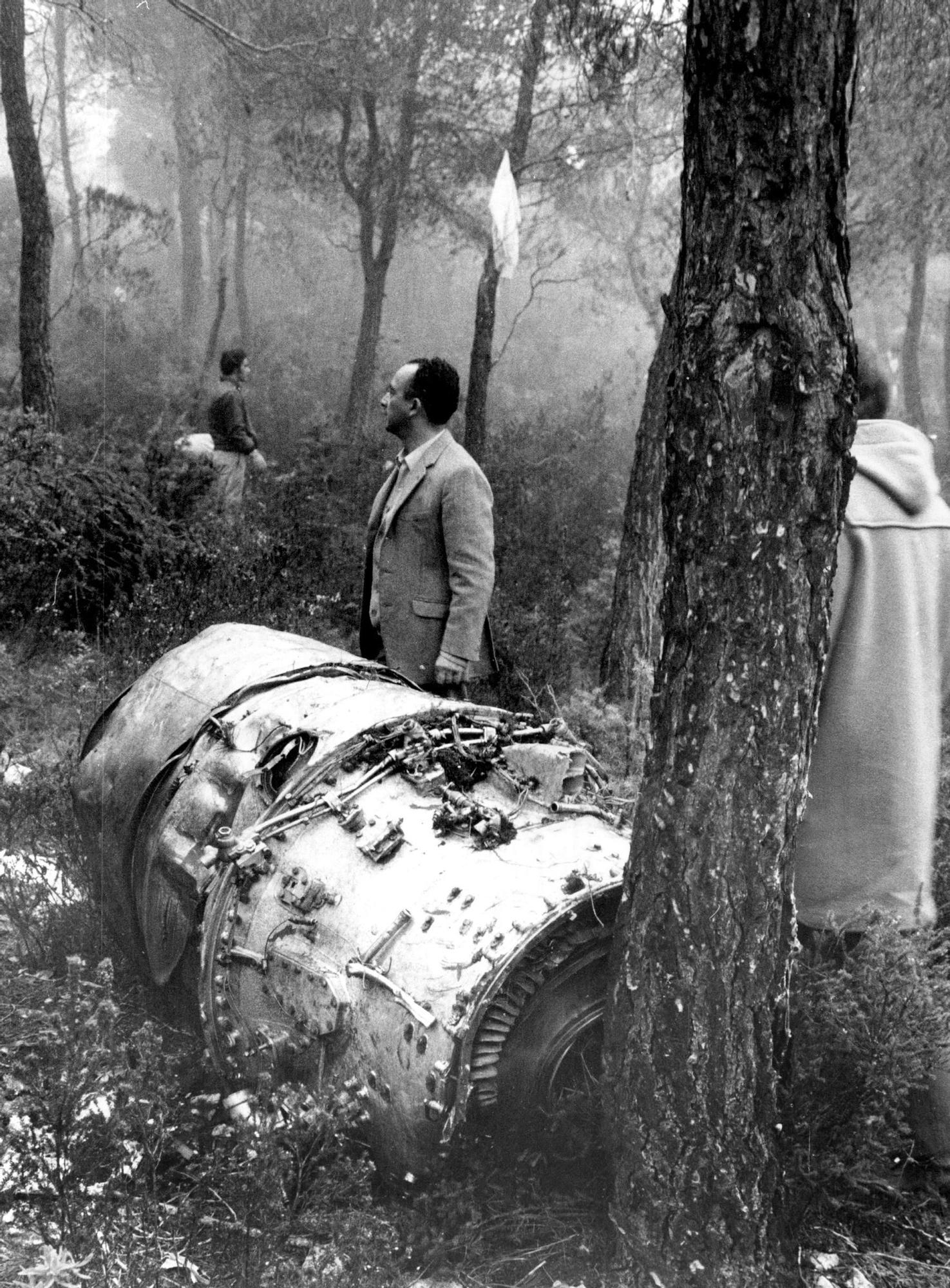 Una turbina del avión arrancada en medio del bosque.