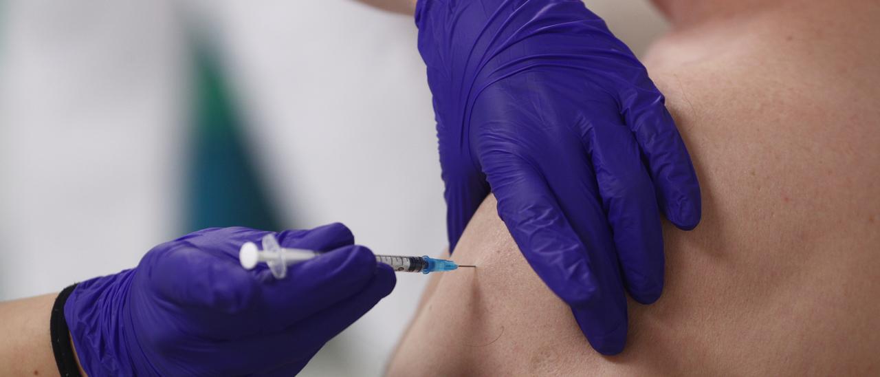 Un adulto recibe una dosis de la vacuna contra el covid.