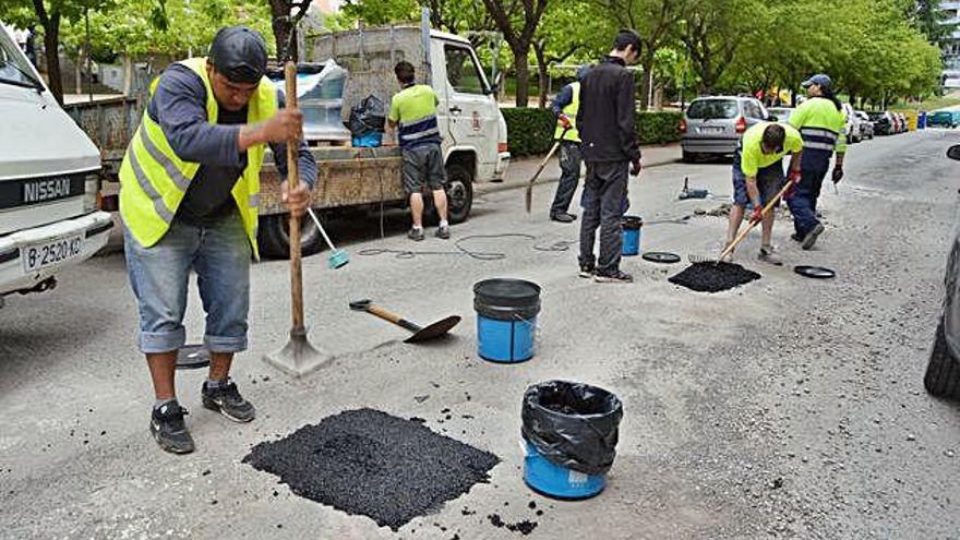 Operaris treballen en la reparació de forats a l&#039;alfalt al carrer Prat de la Riba de Berga