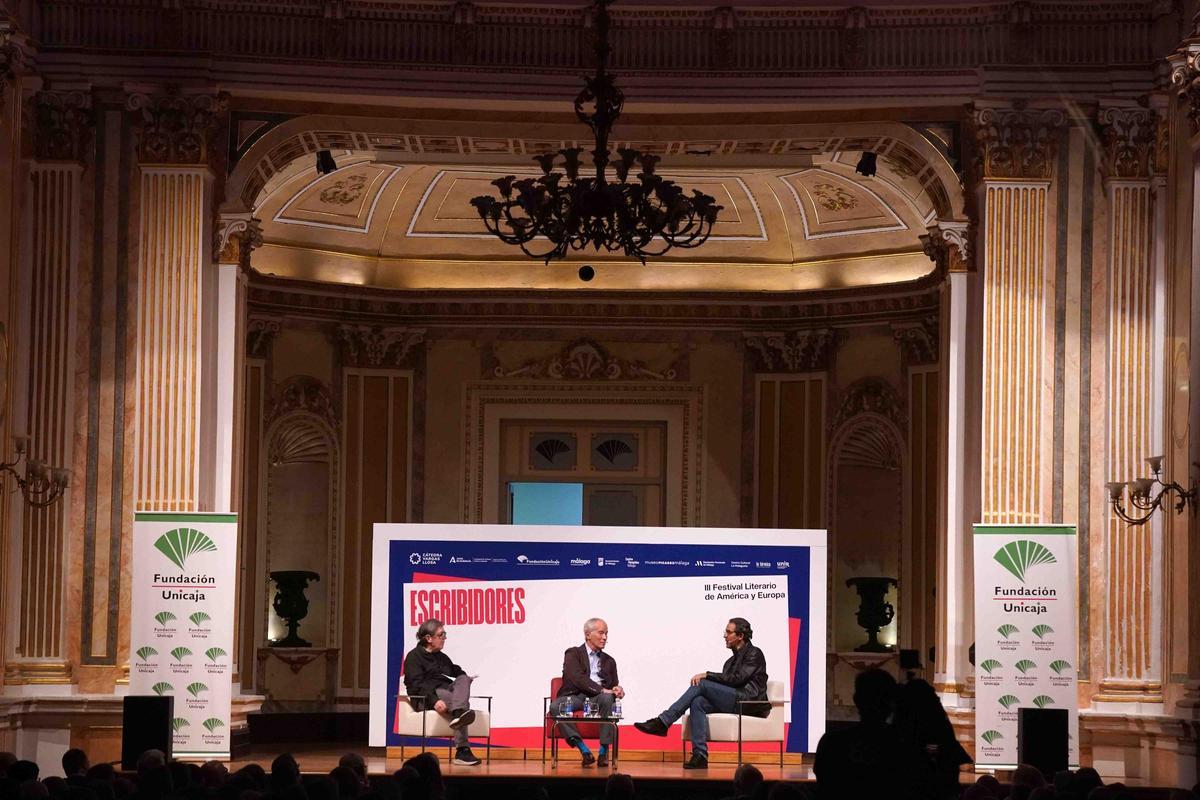 Panorámica del encuentro literario en la Sala María Cristina