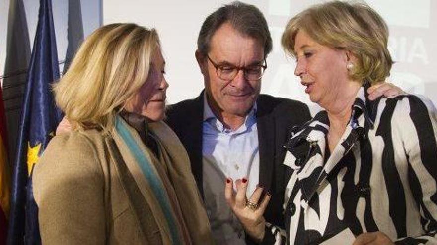 Artur Mas estreny les espatlles de les exconselleres del seu Govern Joana Ortega i Irene Rigau