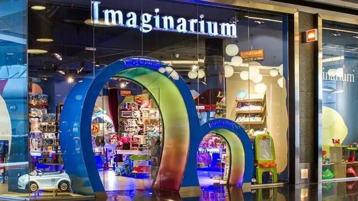 Los icónicos dos arcos de entrada a una tienda de Imaginarium.