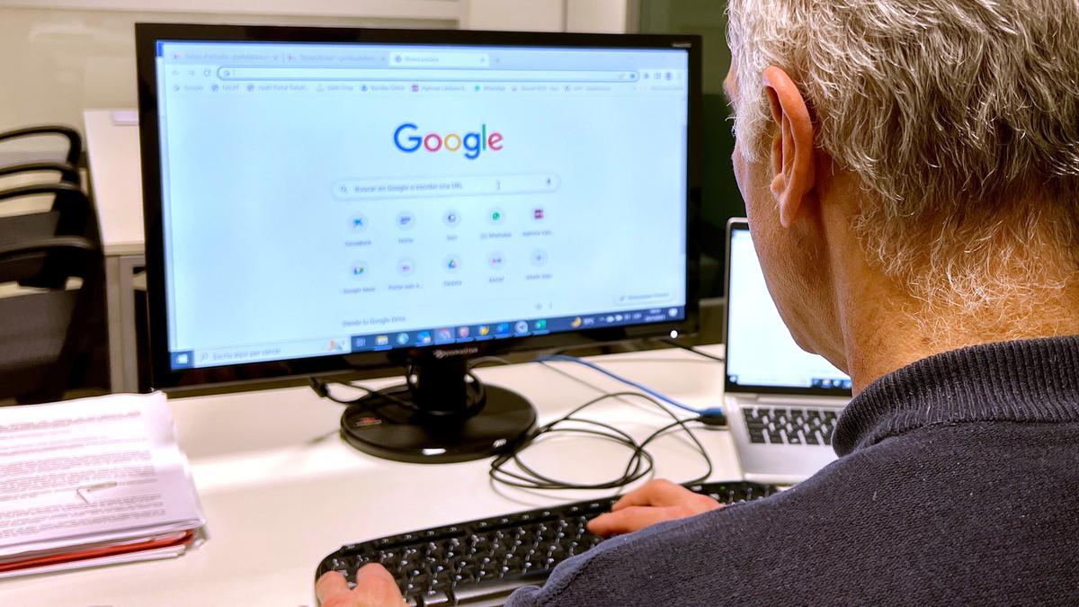 Un usuari fa servir el buscador de Google des d'una pantalla d'ordinador