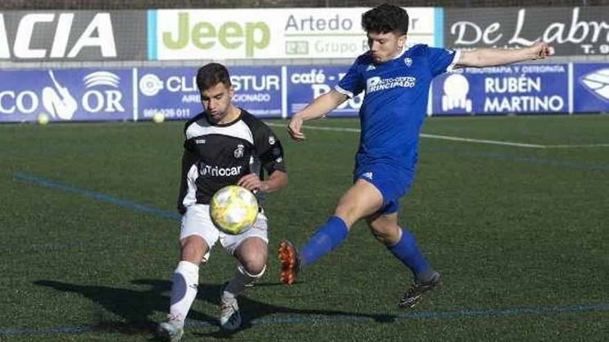 Diego Pereira despeja el balón en el duelo contra el Covadonga.