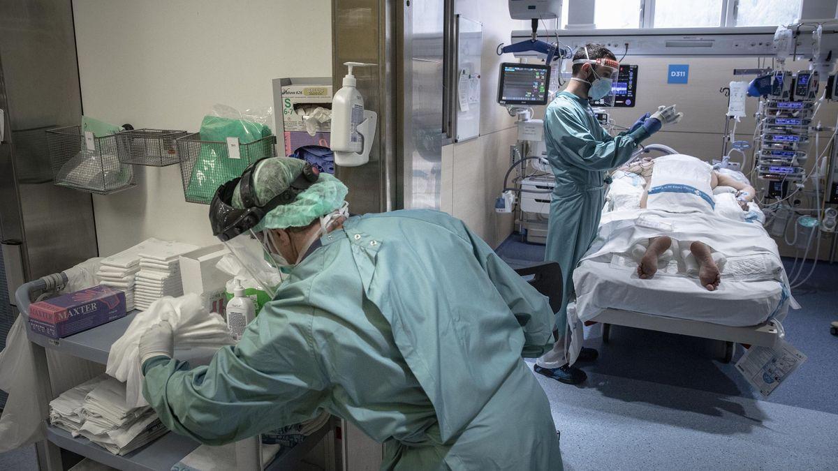 Un enfermo de covid en la UCI de un hospital.