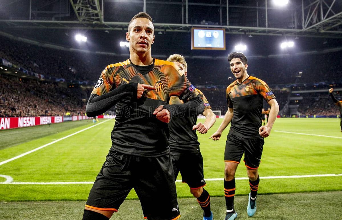 Rodrigo Moreno celebra el gol que clasifica al Valencia