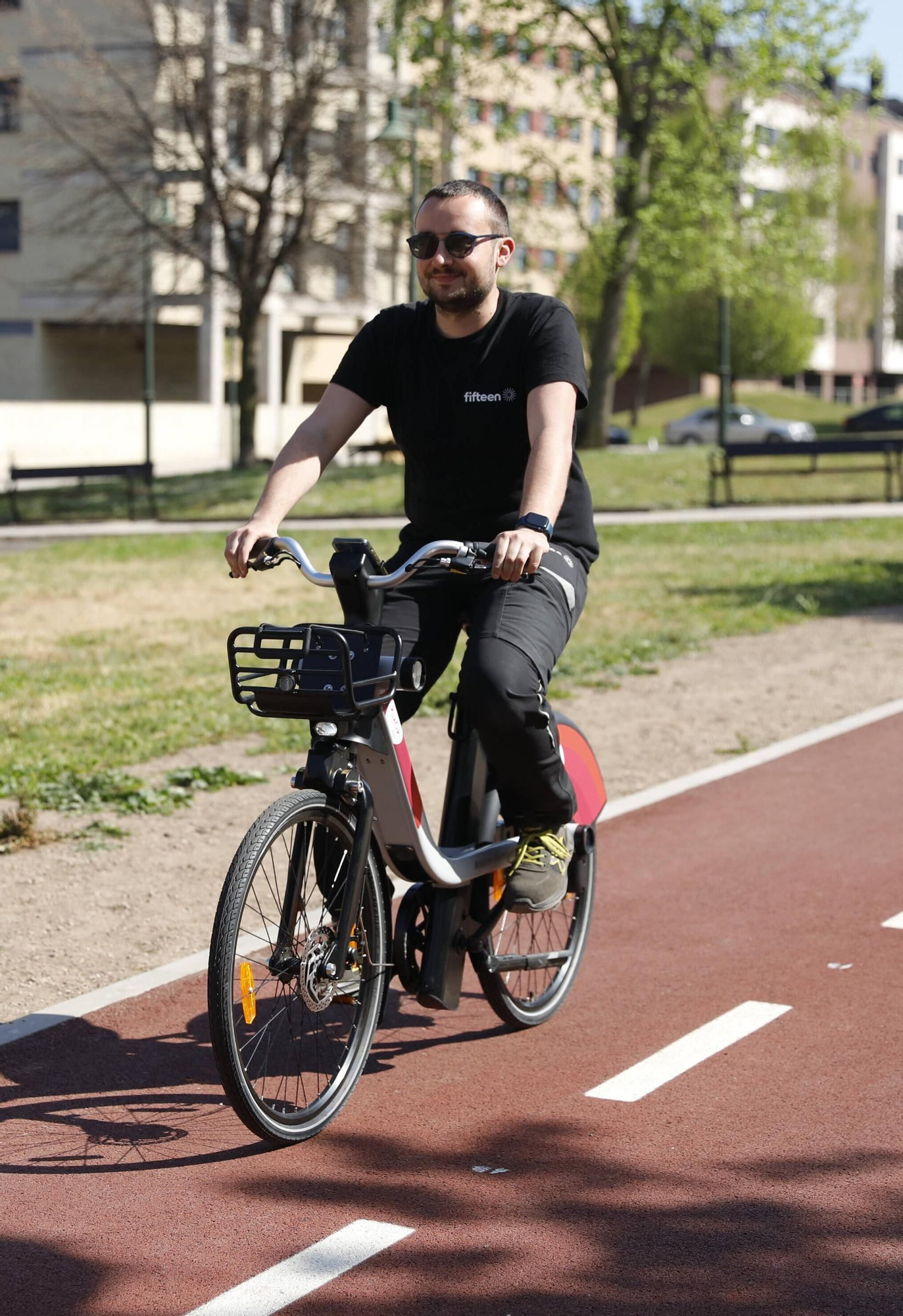 En imágenes: Arranca la instalación de las nuevas estaciones de la red de bicicletas eléctricas en Gijón