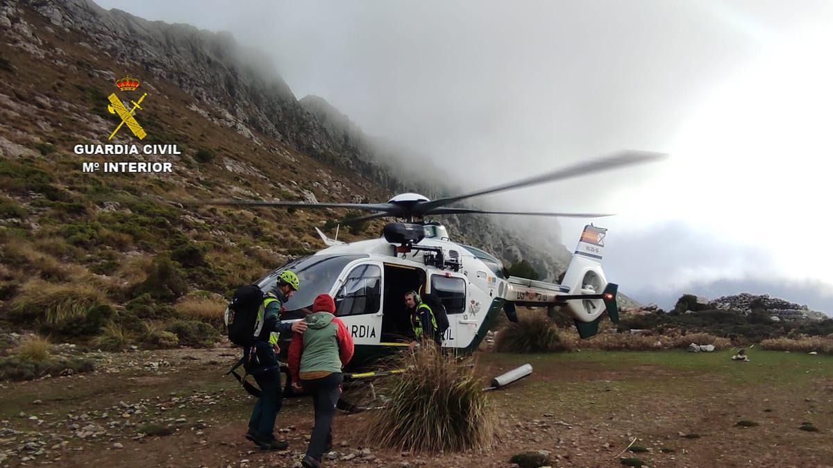 Die 51-jährige Deutsche wird bei Nebel und starken Winden aus der Tramuntana gerettet.