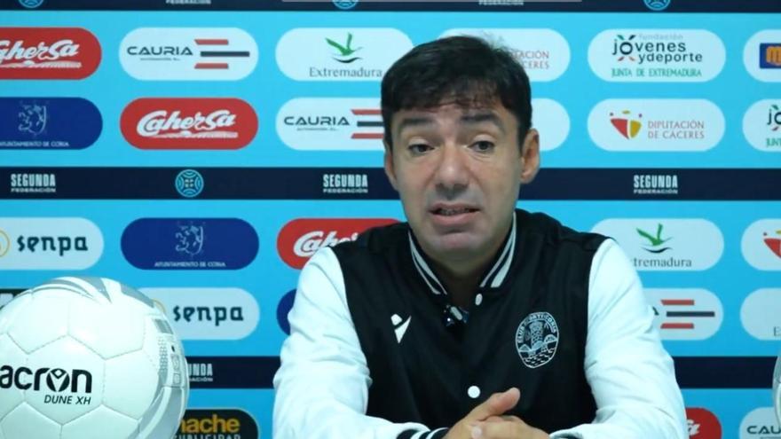 Rai Rosa, entrenador del Coria, en sala de prensa previa al partido.