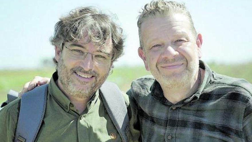 Alberto Chicote (derecha), con el periodista Jordi Évole. | // LA SEXTA