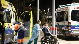 Llegada al hospital de heridos del accidente de tren en Adamuz