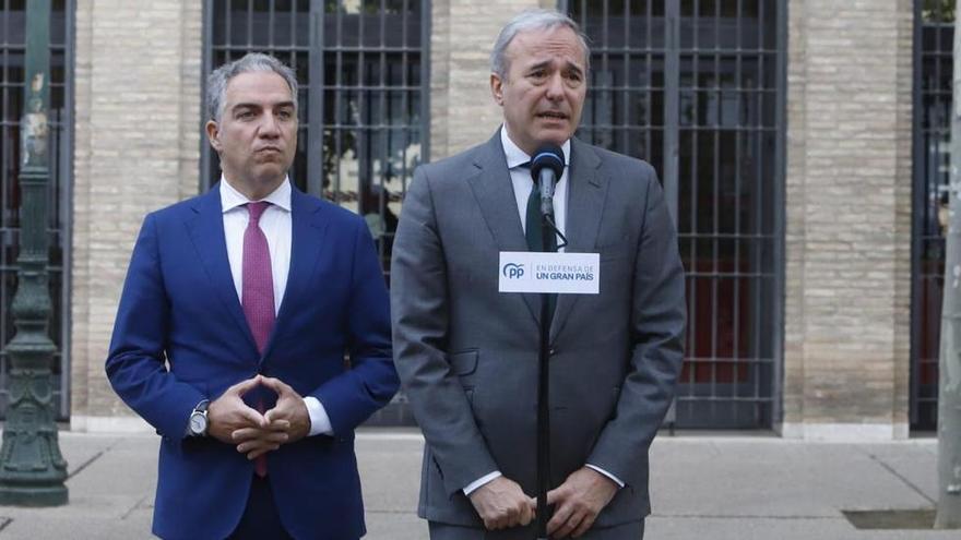 Jorge Azcón y Elías Bendodo han comparecido a las puertas del Pignatelli, sede del Gobierno de Aragón.