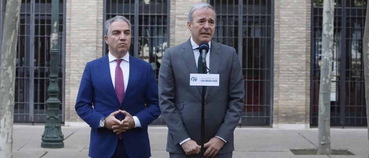 Jorge Azcón y Elías Bendodo han comparecido a las puertas del Pignatelli, sede del Gobierno de Aragón.