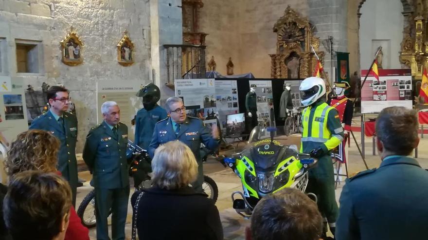 Inauguración de la exposición de la Guardia Civil en Fuentesaúco