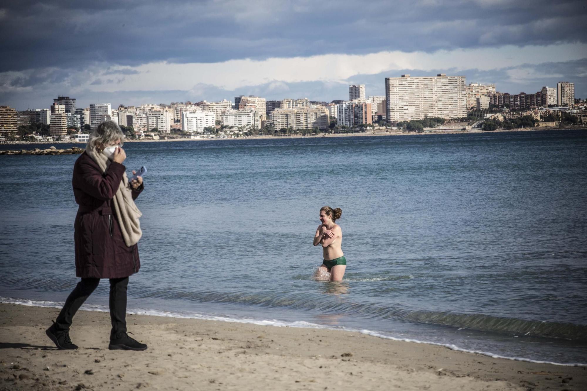 Primeros baños de 2021 en las playas alicantinas