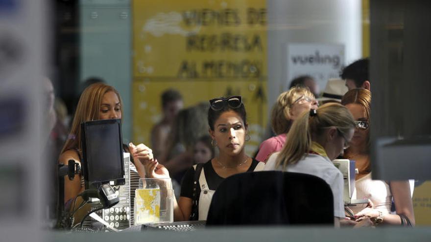 Vueling recupera la normalidad en Alicante pero siguen los retrasos en sus vuelos