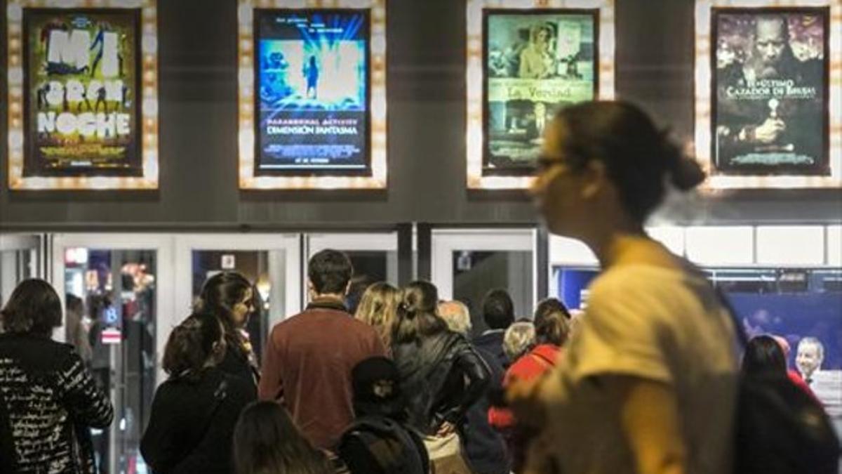 Colas de espectadores en las taquillas de Palau Balañà, esta semana durante la Fiesta del Cine.