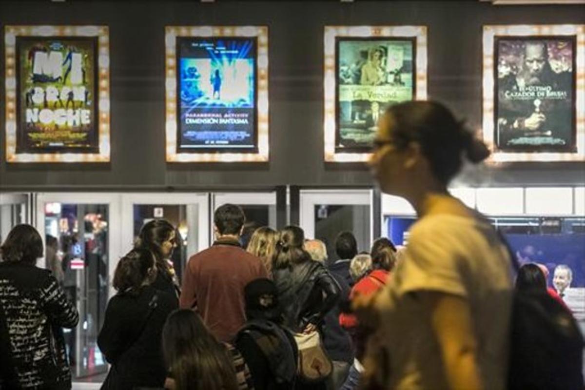 Cues despectadors a les taquilles del Palau Balañà, aquesta setmana durant la Festa del Cine.