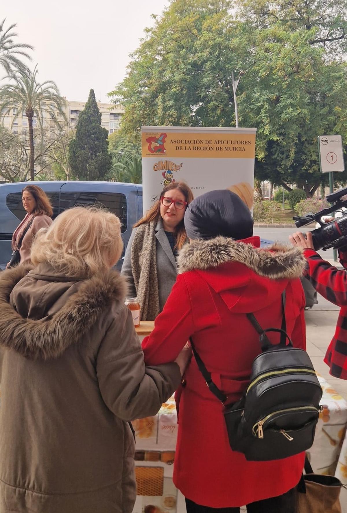 Muchos vecinos de Murcia se han acercado curiosos a la cata de miel artesanal.