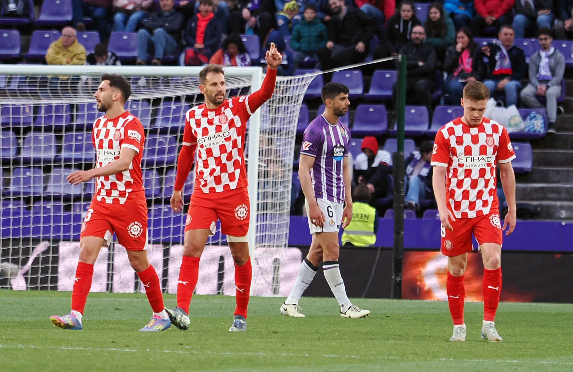 VALLADOLID 13/05/2025.- El delantero del Girona Cristhian Stuani (2i) celebra su gol durante el partido de la jornada 36 de LaLiga entre el Real Valladolid y el Girona FC, este martes en el estadio José Zorrilla. EFE/R. GARCIA.