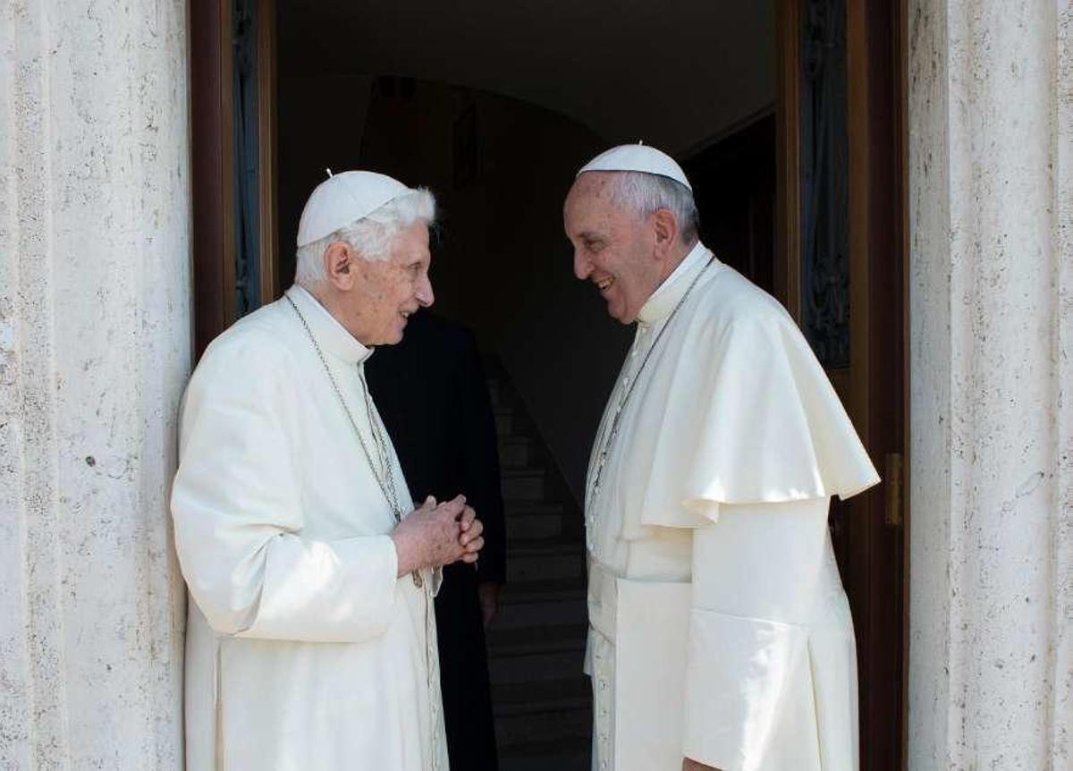 Benedicto XVI y Francisco I, en una fotografía de archivo.