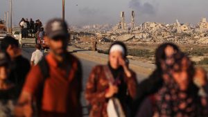 Miles de personas huyen hacia el sur de la ciudad de Gaza tras la intensificación de los ataques de Israel