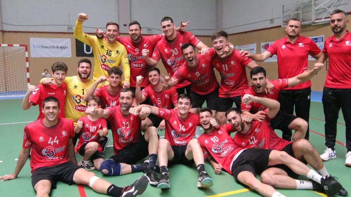 El Cajasur celebra la conquista del título del grupo F de la Primera Nacional masculina de balonmano.